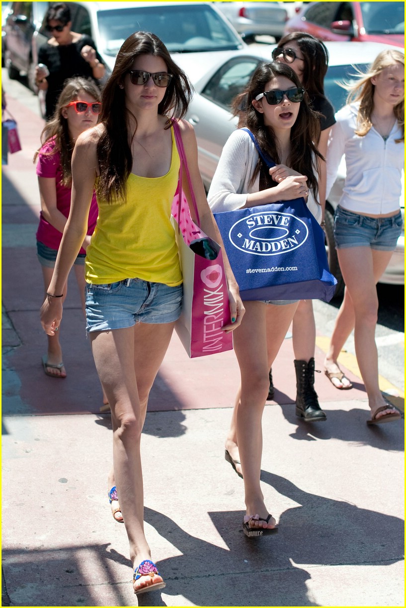 kendall kylie jenner miami shoppers 07