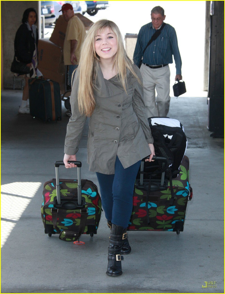 jennette mccurdy lax luggage 01