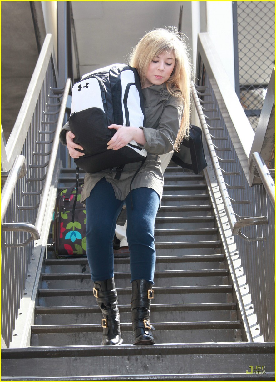 jennette mccurdy lax luggage 03