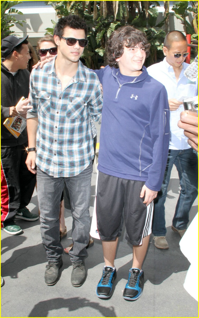 taylor lautner lakers game easter 01