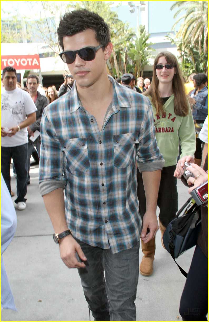 taylor lautner lakers game easter 02