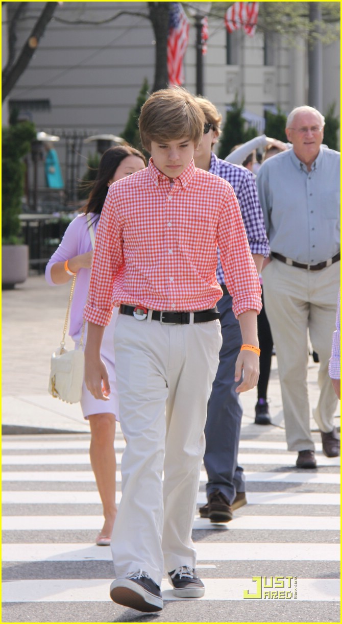 cole dylan sprouse easter egg roll 02
