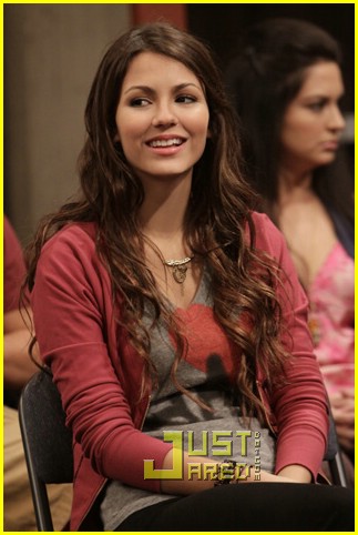 victoria justice stage fighting 06