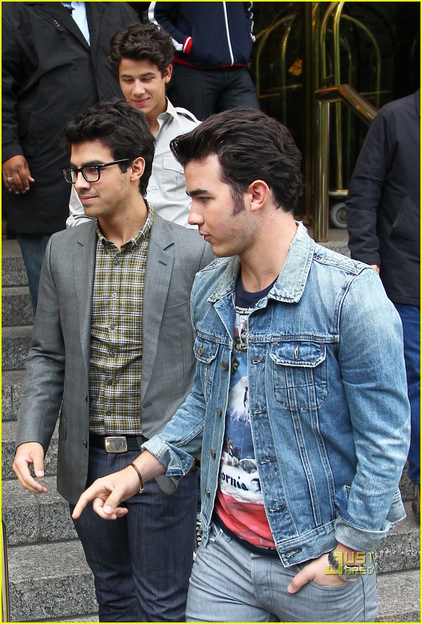 kevin jonas puckers nick pinches 02
