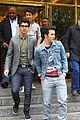 kevin jonas puckers nick pinches 03