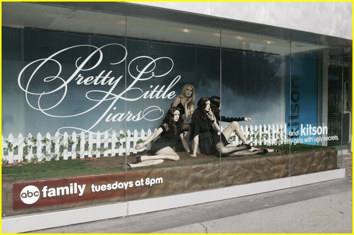 pretty little lairs grove signing 35