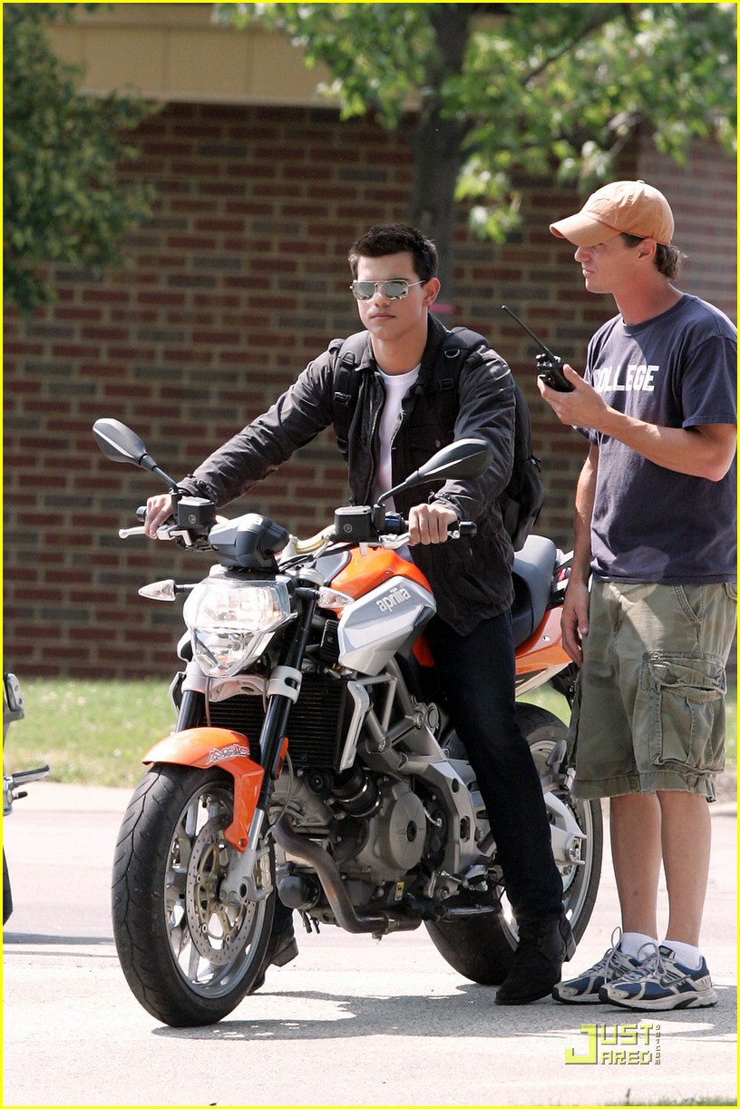 taylor lautner motorcycle 02