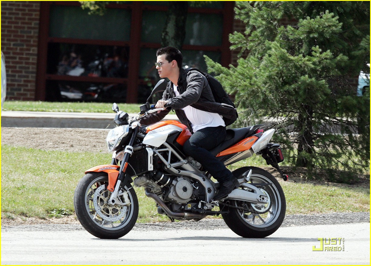 taylor lautner motorcycle 04