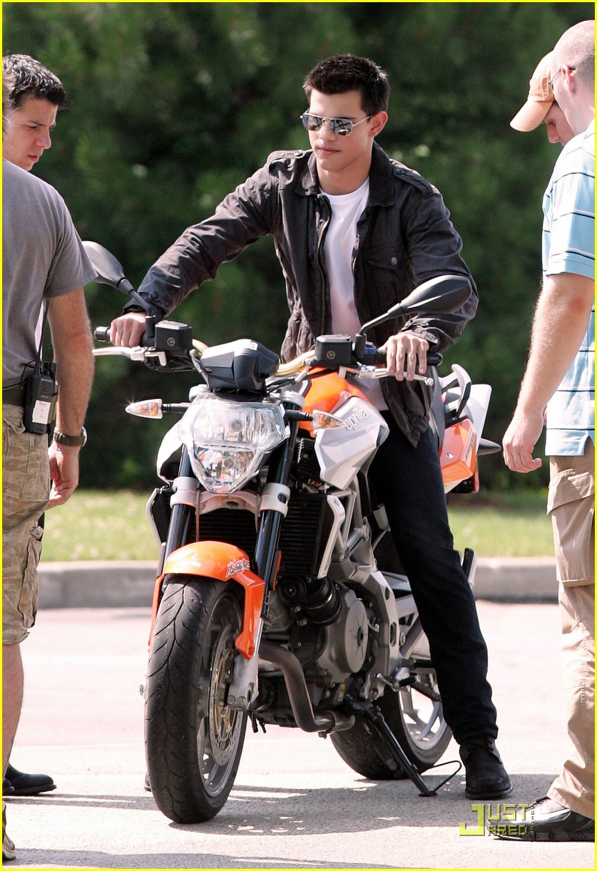 taylor lautner motorcycle 05
