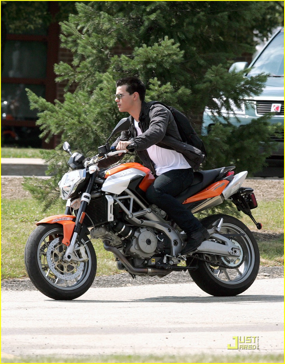 taylor lautner motorcycle 09