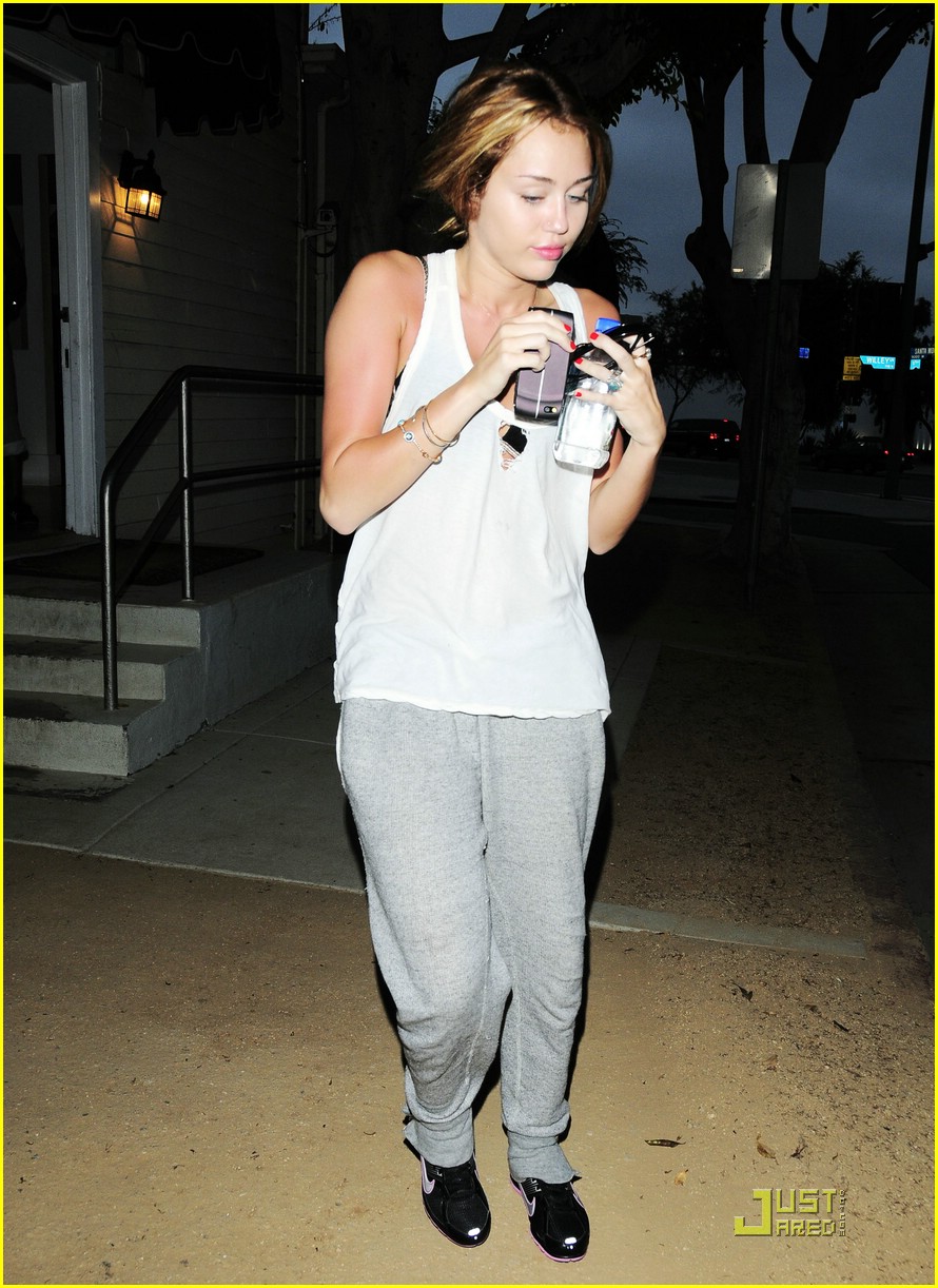 miley cyrus land right place 03