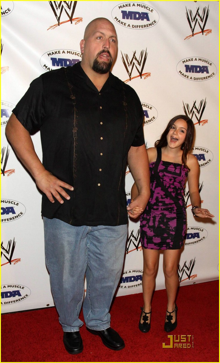 When Ariel Winter kissed an unexpected WWE Superstar on live TV
