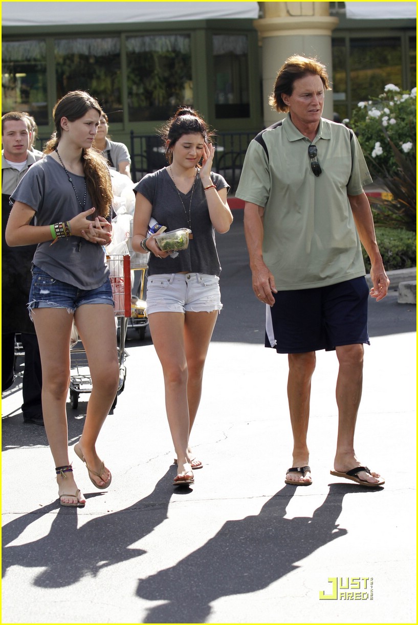 kendall kylie jenner whole foods 17