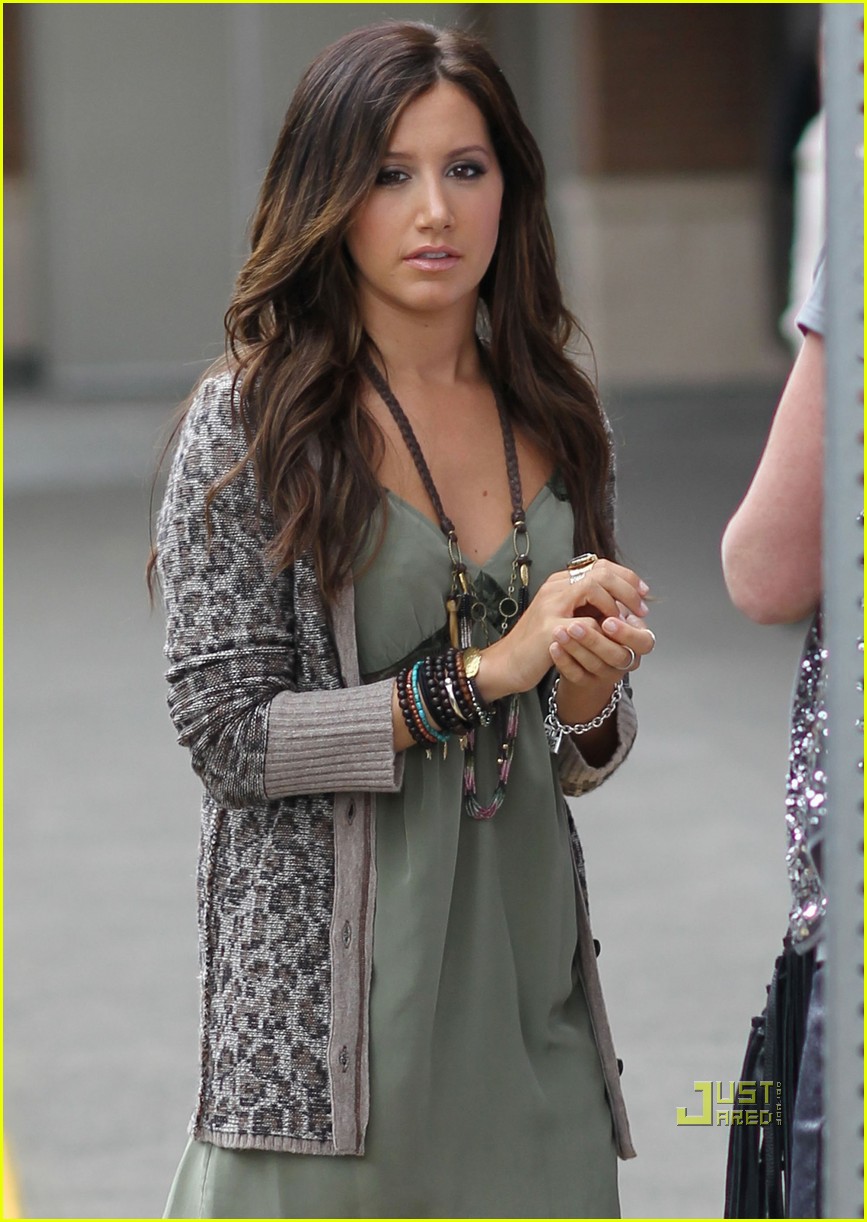 ashley tisdale seattle jcpenney back to school shopping spree 02