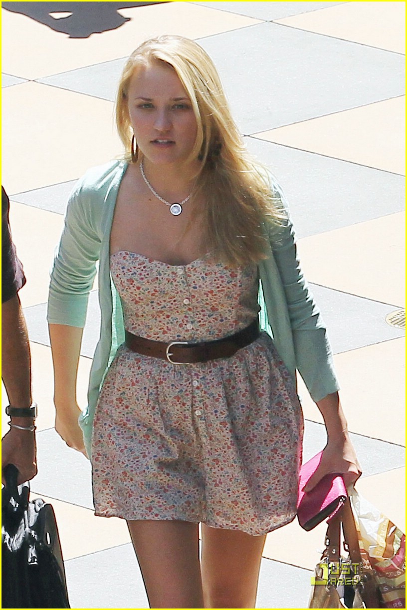 emily osment cheesecake factory 01