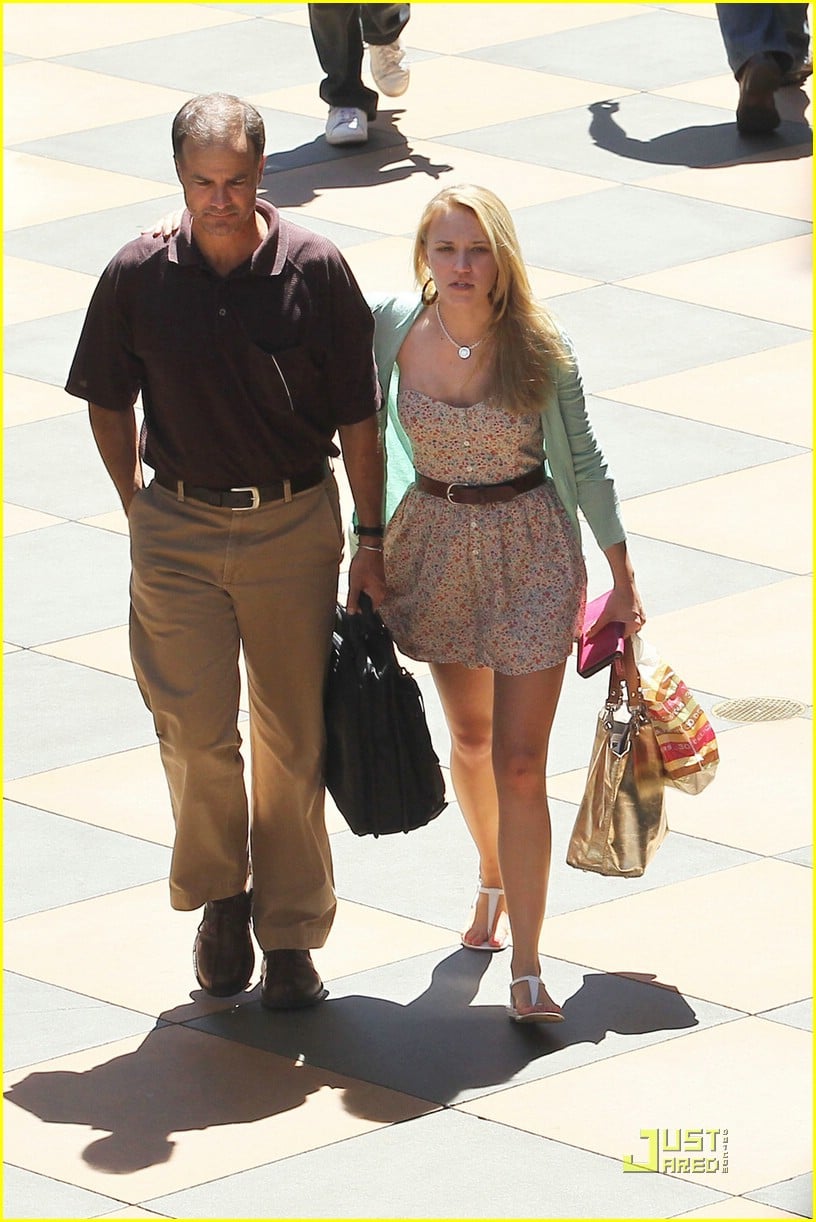 emily osment cheesecake factory 09