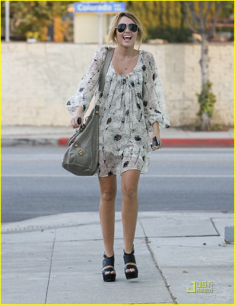 miley cyrus pap frustrate 03