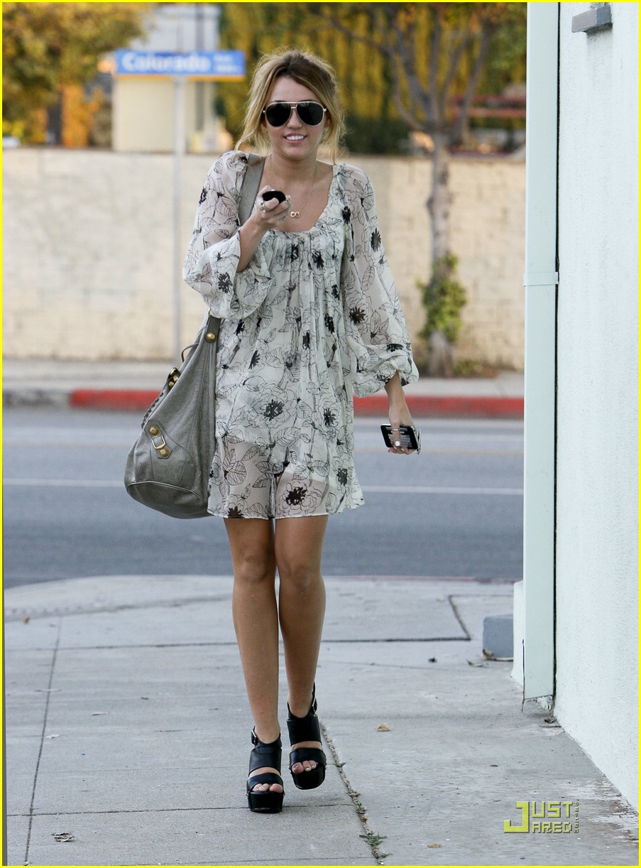 miley cyrus pap frustrate 04
