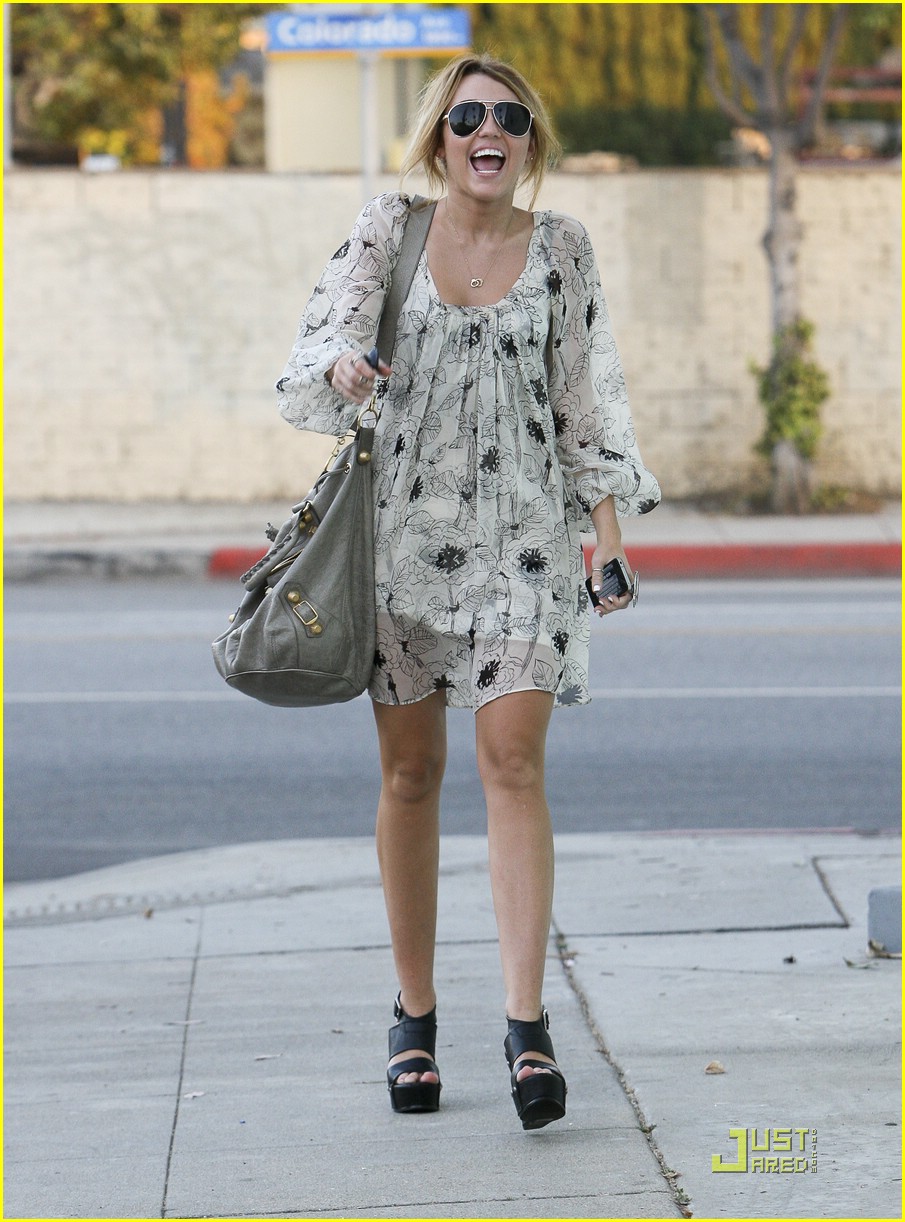 miley cyrus pap frustrate 05