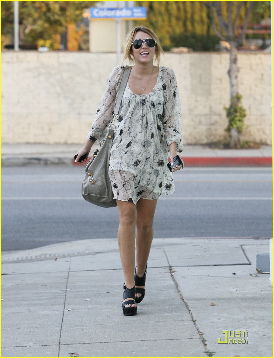 miley cyrus pap frustrate 07