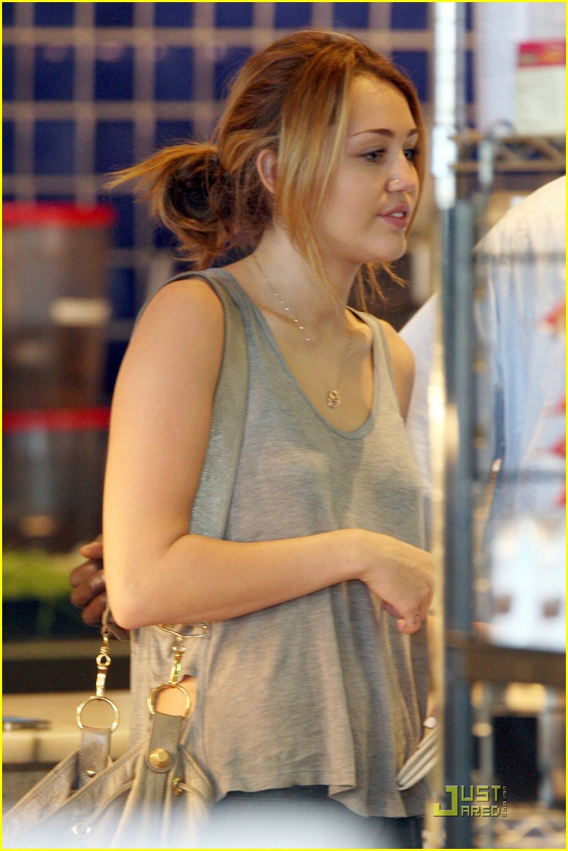 miley cyrus whole foods 02