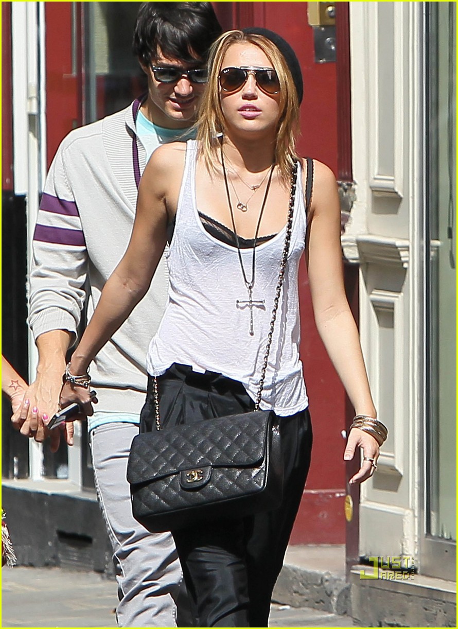 Miley Cyrus: 'I Keep Mustaches In My Purse!': Photo 2665920 | Miley Cyrus  Photos | Just Jared: Entertainment News