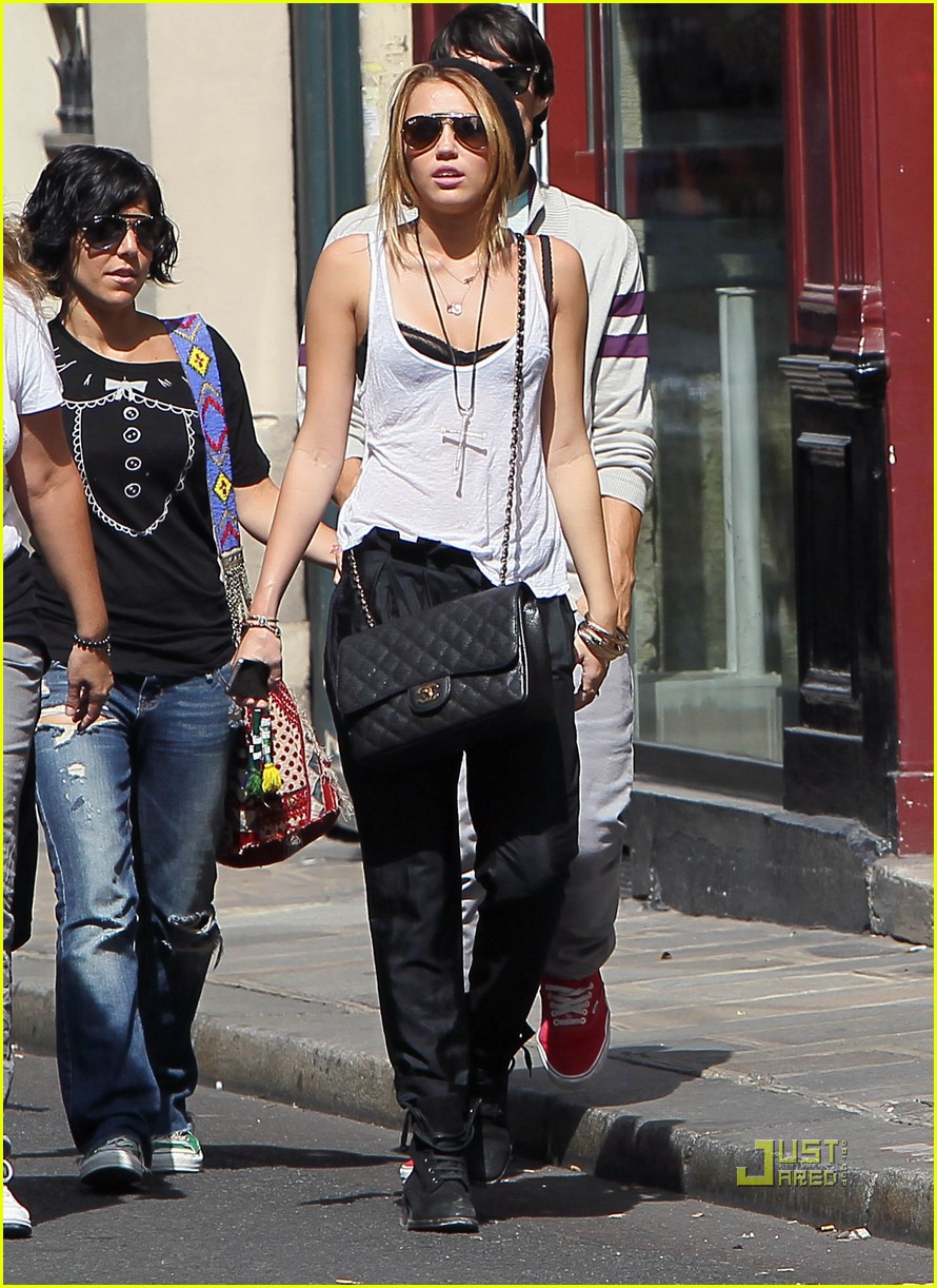Miley Cyrus: Paris Has Me LOL-ing: Photo 384119 | Justin Bieber, Miley Cyrus  Pictures | Just Jared Jr.