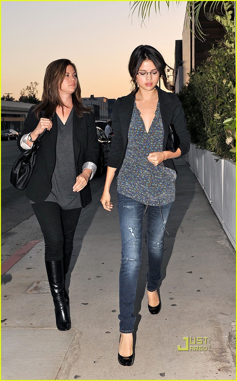 selena gomez red o mexican food 03