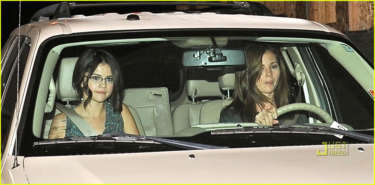 selena gomez red o mexican food 08