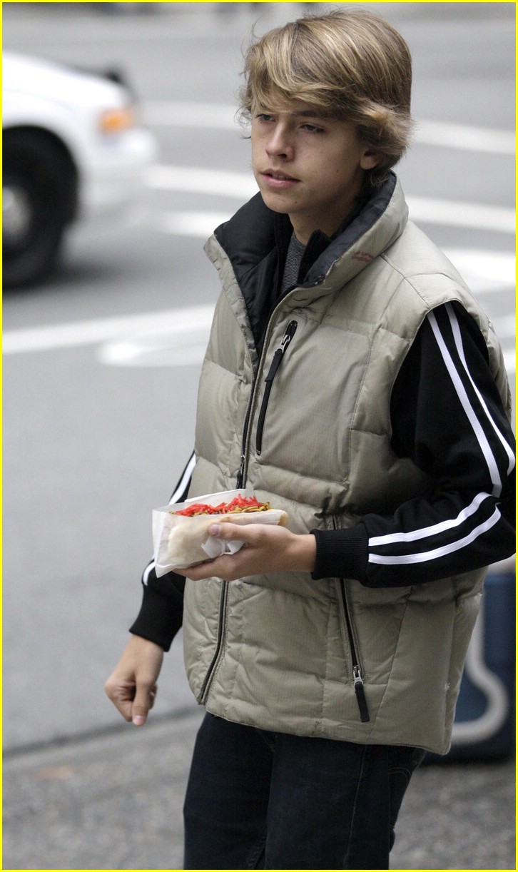 dylan cole sprouse hot dogs 02