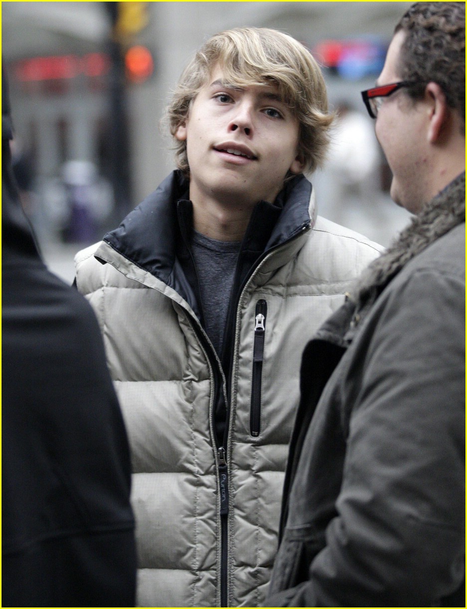 dylan cole sprouse hot dogs 03