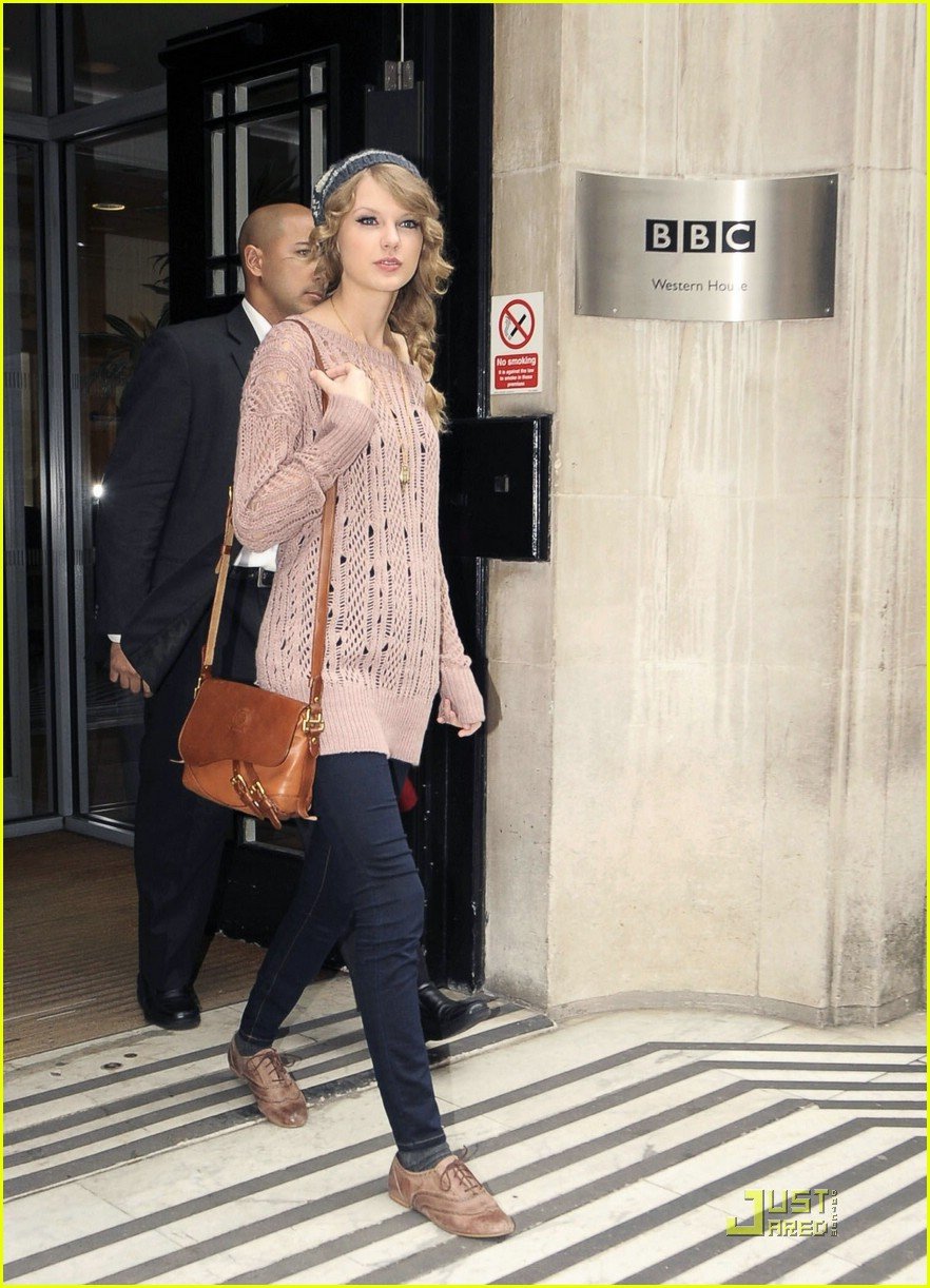 taylor swift pink sweater 01