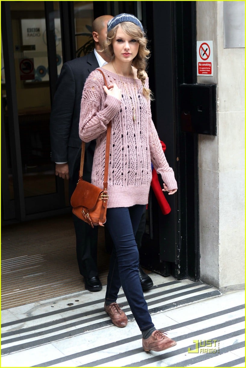 taylor swift pink sweater 04