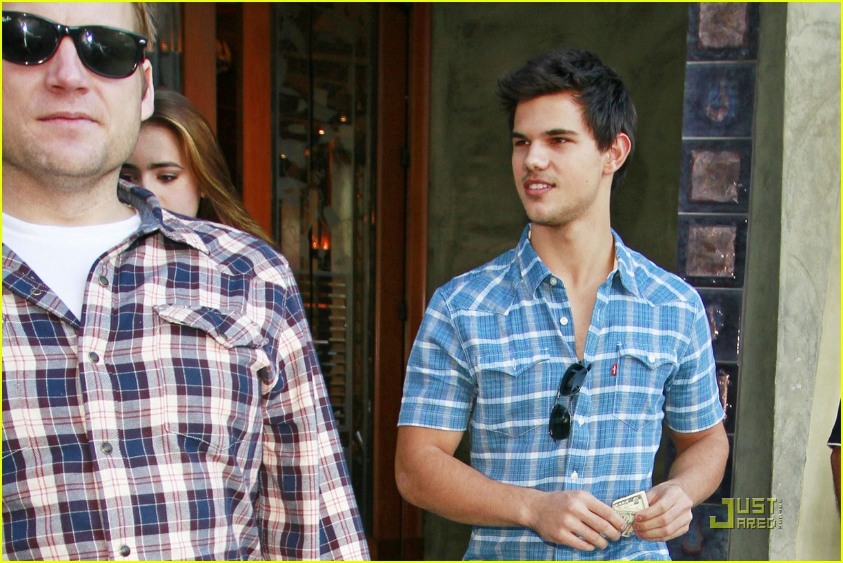 taylor lautner lily collins lunch 04