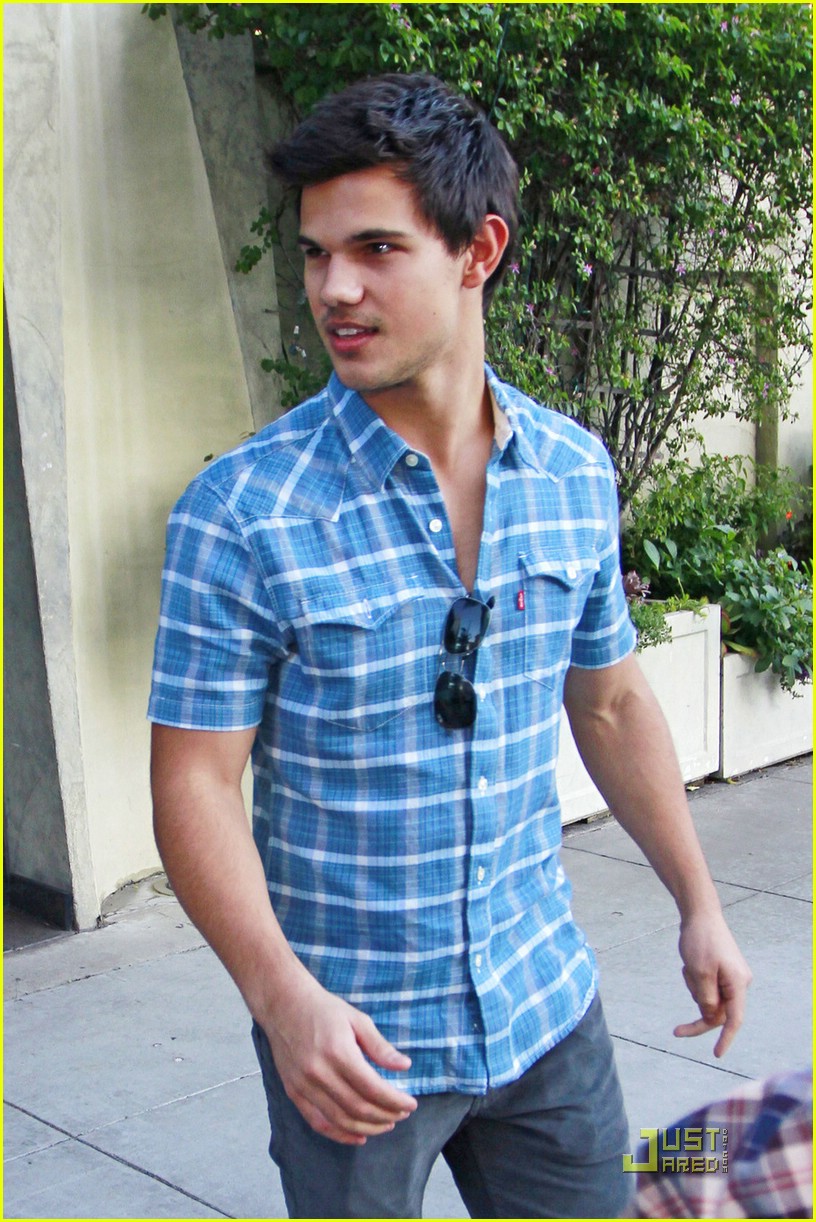 taylor lautner lily collins lunch 07