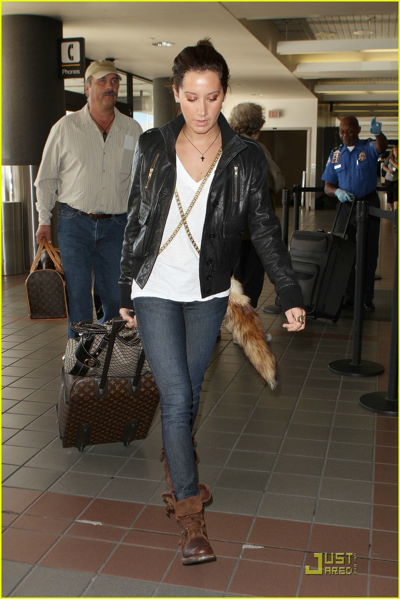 ashley tisdale lax to vancouver 01
