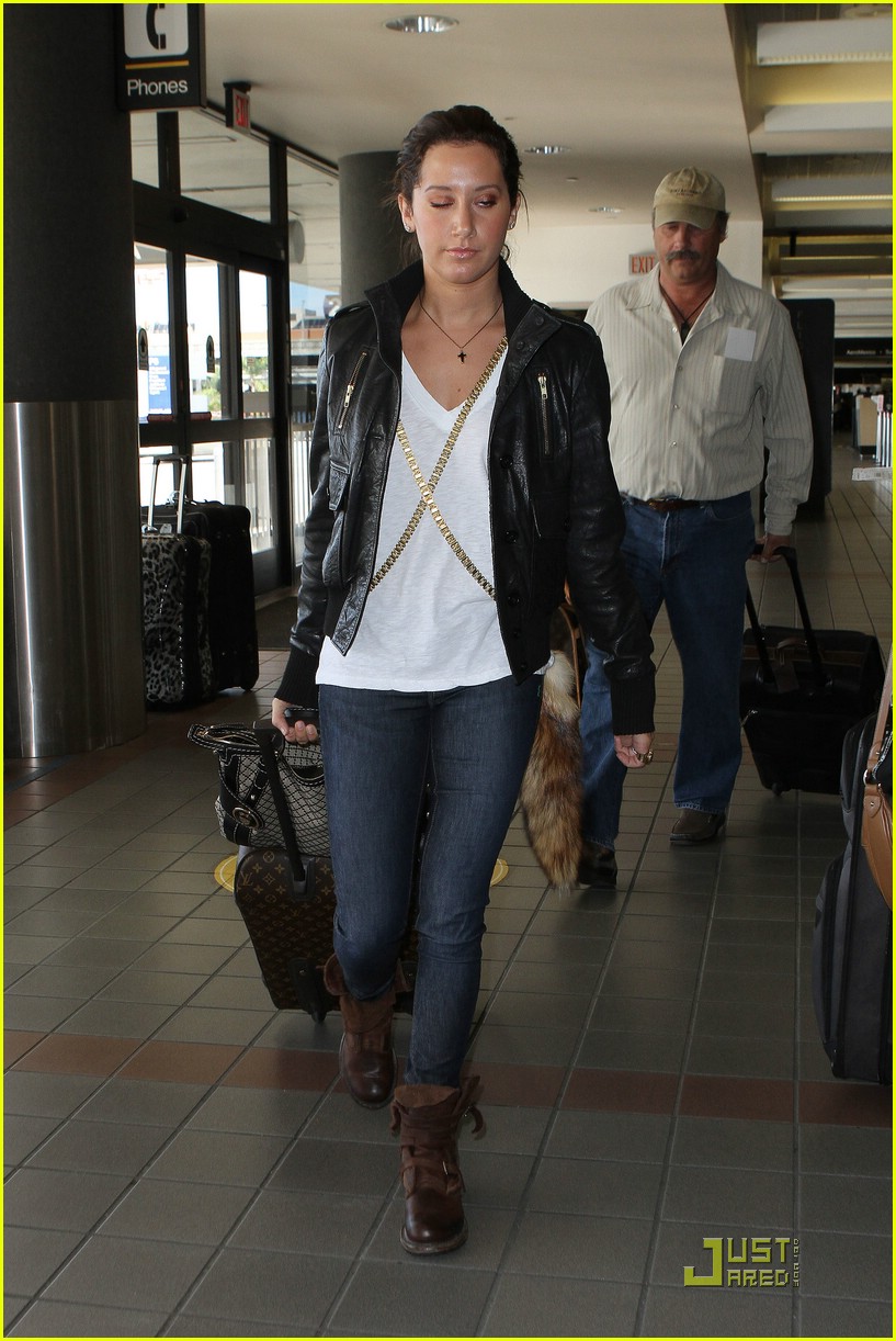 ashley tisdale lax to vancouver 06