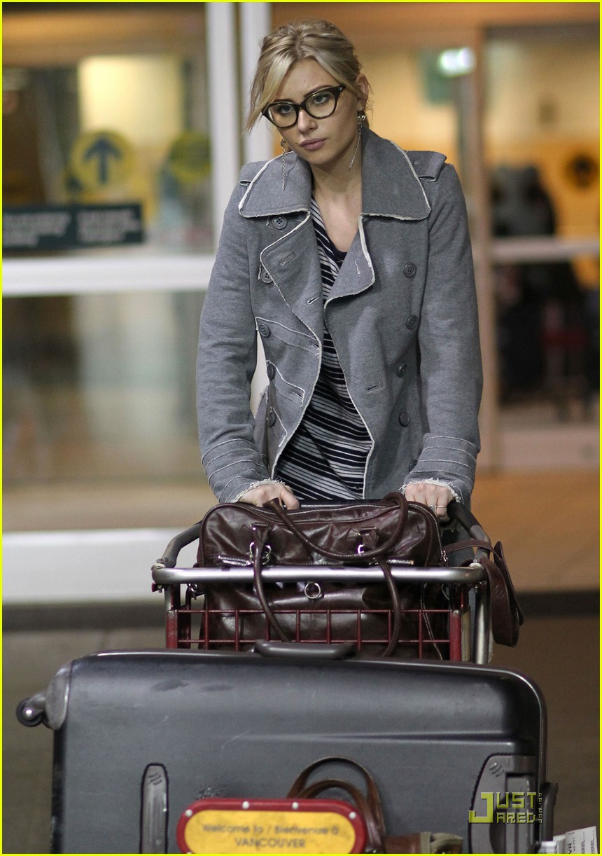 aly michalka vancouver airport 02