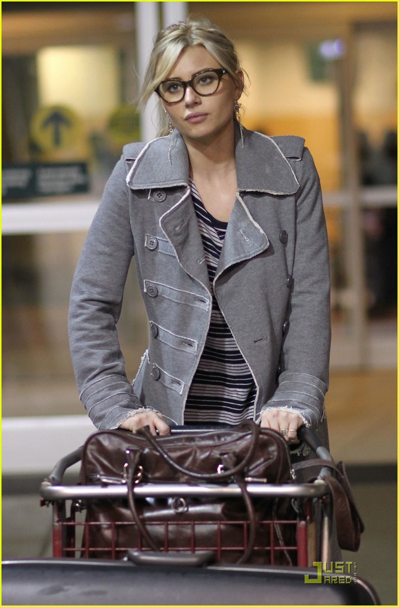 aly michalka vancouver airport 04