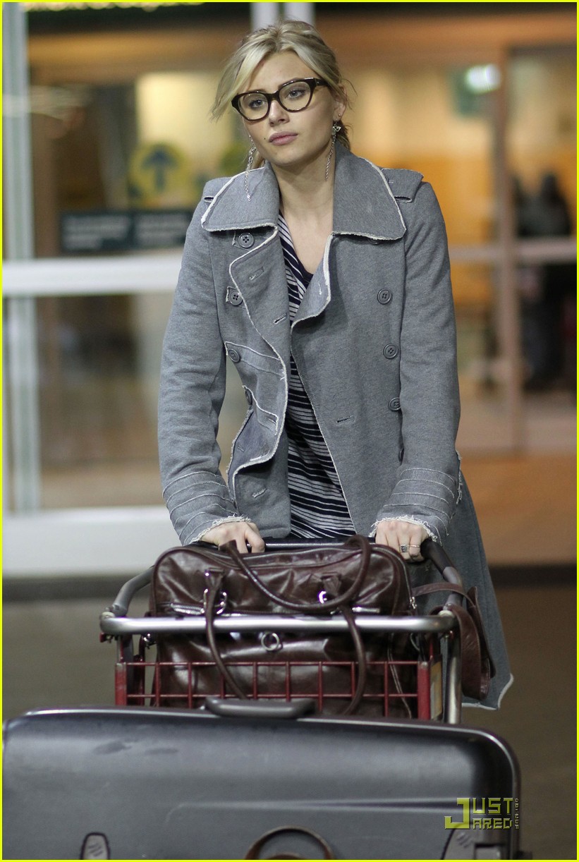 aly michalka vancouver airport 05