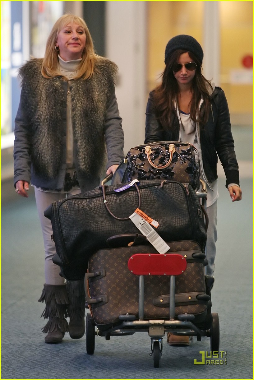 ashley tisdale vancouver mom 03