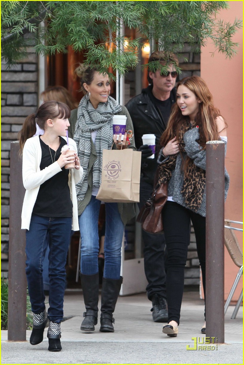 miley cyrus coffee family 01