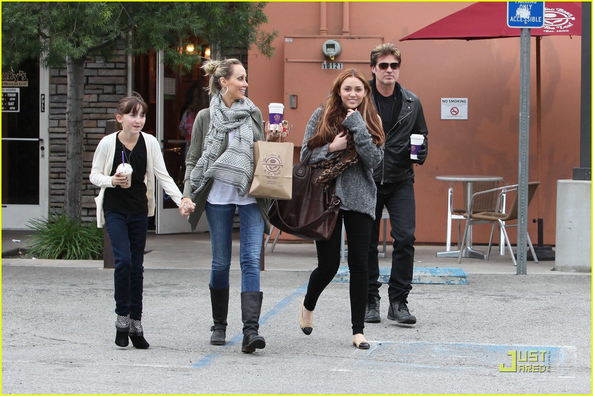 Miley Cyrus: Coffee Bean Family Outing | Photo 410817 - Photo Gallery ...