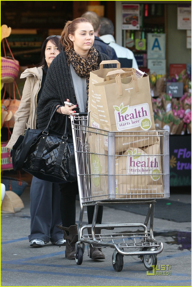 miley cyrus whole foods 03