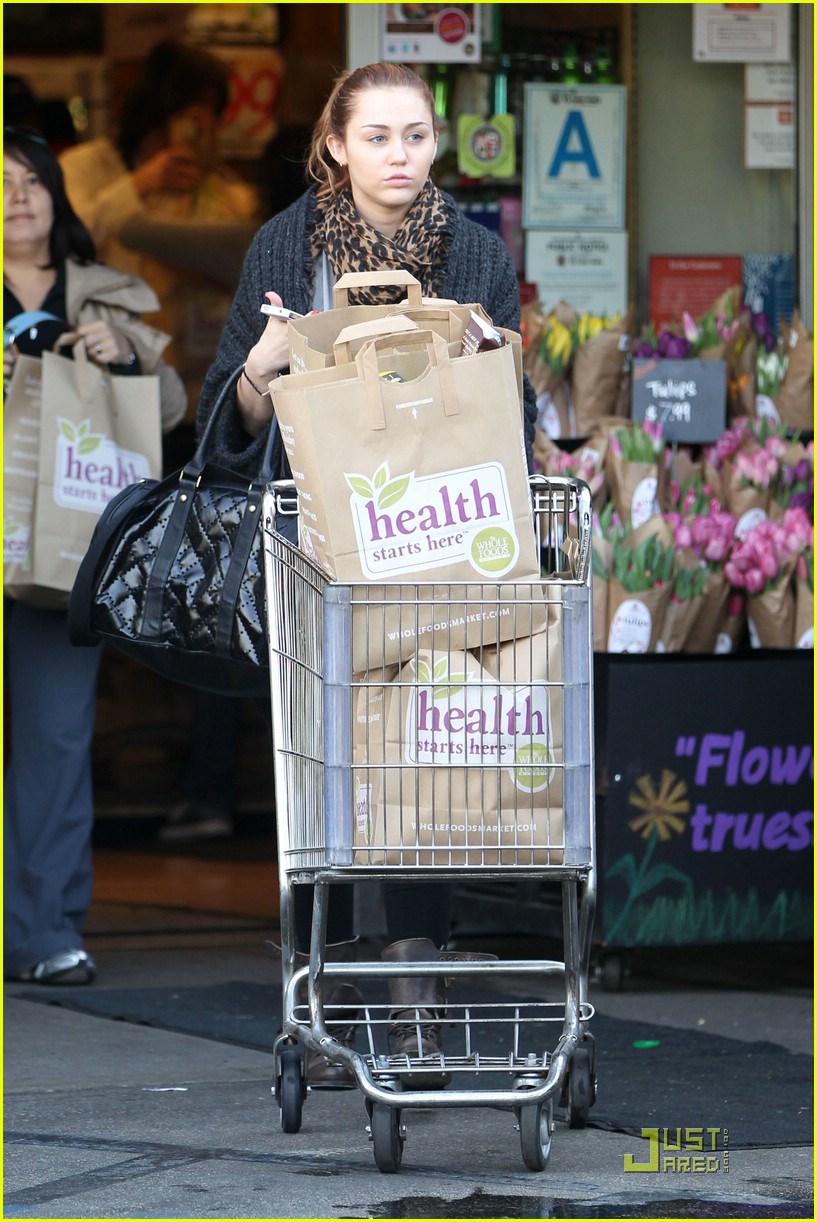miley cyrus whole foods 06