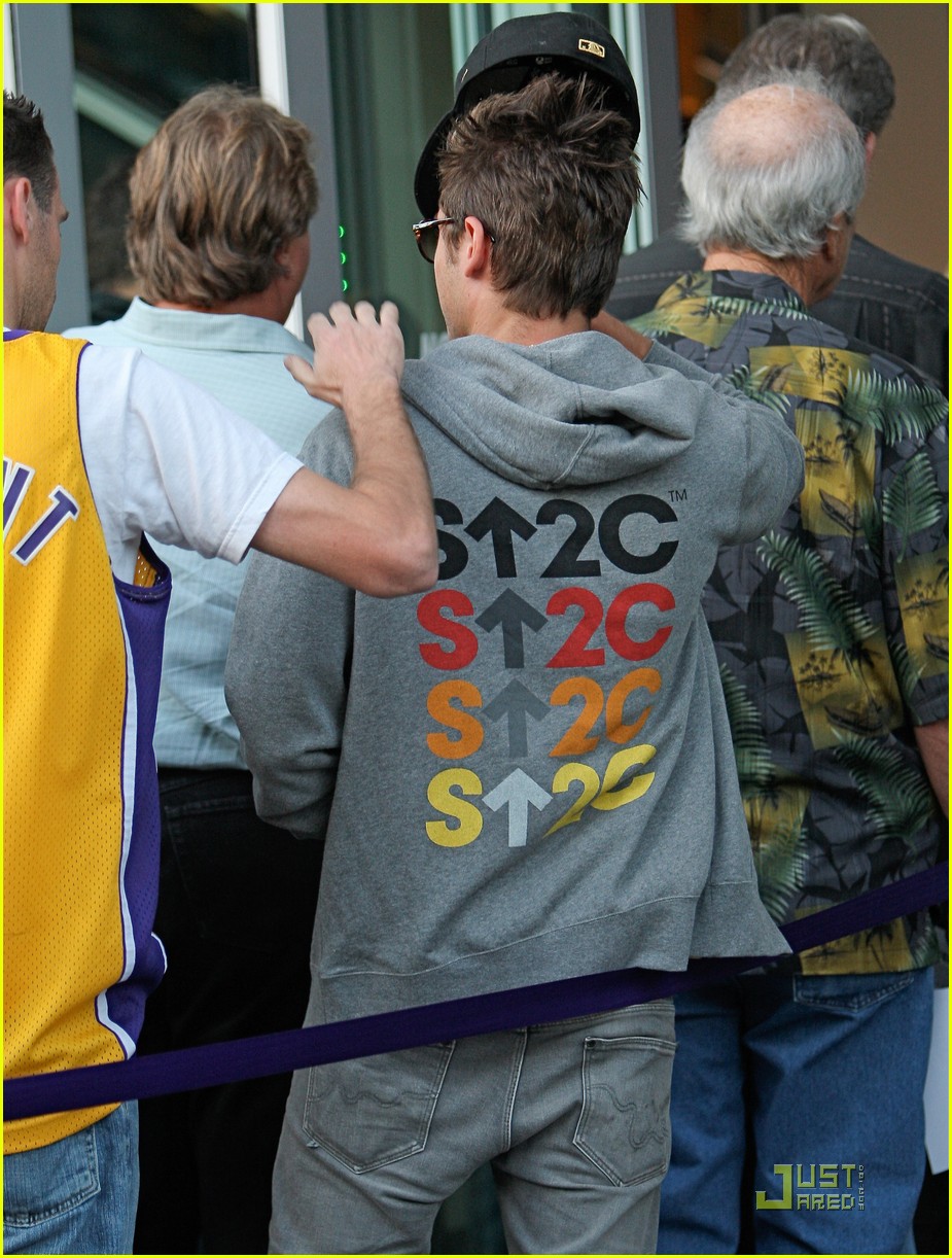 zac efron lakers stand up cancer 11