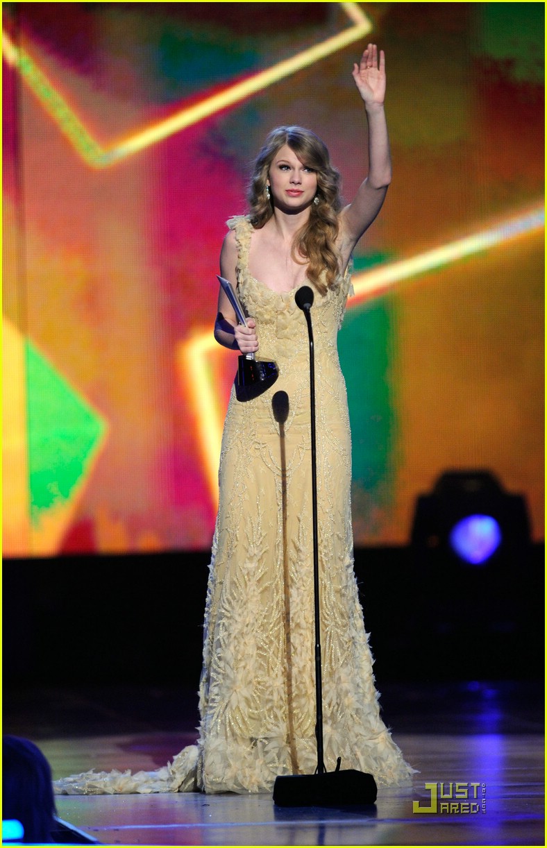 taylor swift entertainer year acm 18