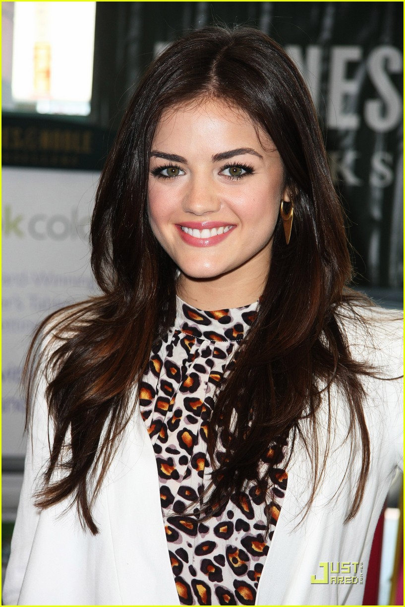 lucy hale seventeen signing 05