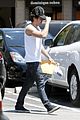 zac efron lunch fans 02