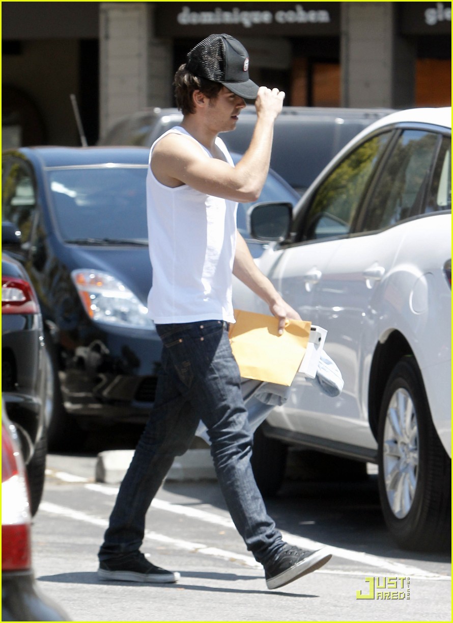 zac efron lunch fans 02